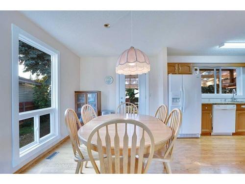19 Deermont Place Se, Calgary, AB - Indoor Photo Showing Dining Room