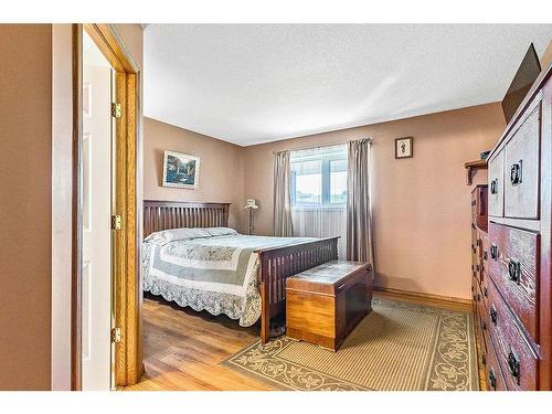 434102 64 Street West, Rural Foothills County, AB - Indoor Photo Showing Bedroom