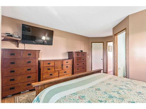 434102 64 Street West, Rural Foothills County, AB - Indoor Photo Showing Bedroom