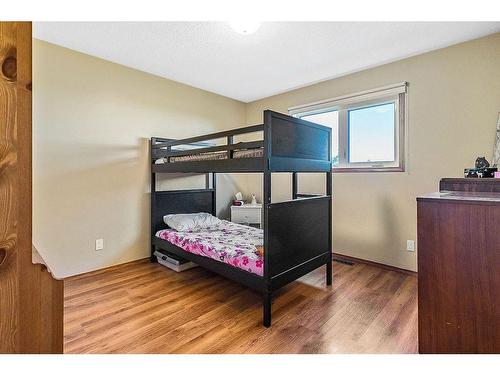 434102 64 Street West, Rural Foothills County, AB - Indoor Photo Showing Bedroom