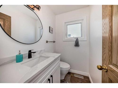 311 Edelweiss Place Nw, Calgary, AB - Indoor Photo Showing Bathroom