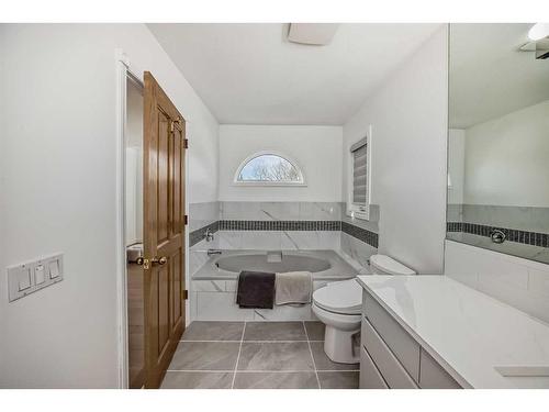 311 Edelweiss Place Nw, Calgary, AB - Indoor Photo Showing Bathroom