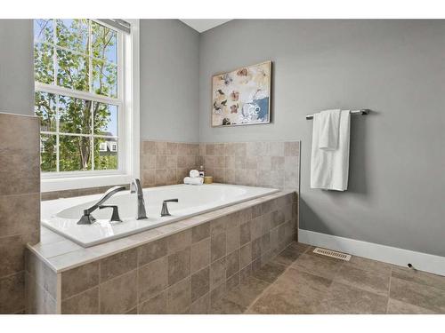 68 Victoria Cross Boulevard Sw, Calgary, AB - Indoor Photo Showing Bathroom