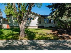62 Butler Crescent NW Calgary, AB T2L 1K3