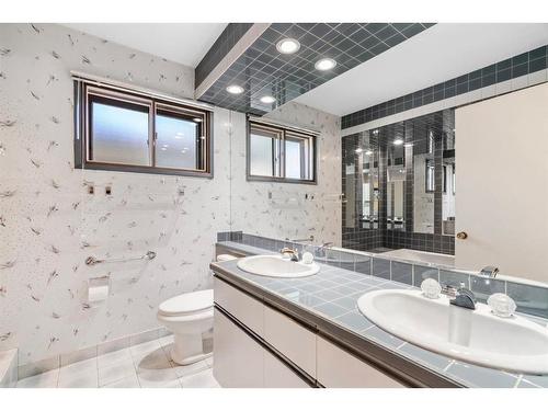 62 Butler Crescent Nw, Calgary, AB - Indoor Photo Showing Bathroom
