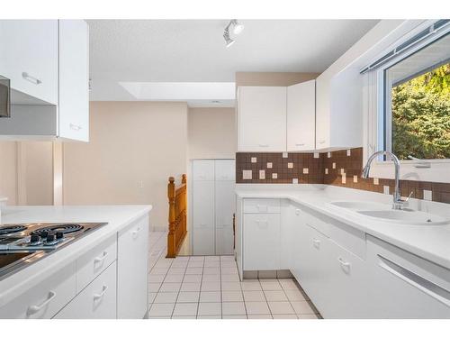 62 Butler Crescent Nw, Calgary, AB - Indoor Photo Showing Kitchen