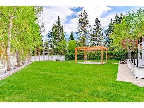 18 Varcrest Place Nw, Calgary, AB - Outdoor With Backyard