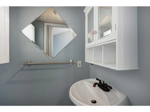 1419 Lake Ontario Road Se, Calgary, AB - Indoor Photo Showing Bathroom