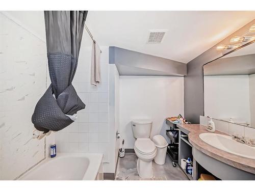 115 25 Avenue Nw, Calgary, AB - Indoor Photo Showing Bathroom
