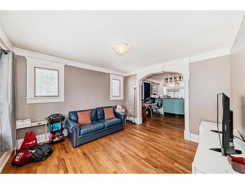 115 25 Avenue Nw, Calgary, AB - Indoor Photo Showing Living Room