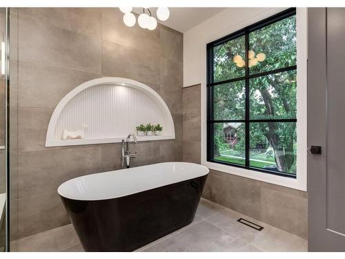 1426 4A Street Nw, Calgary, AB - Indoor Photo Showing Bathroom
