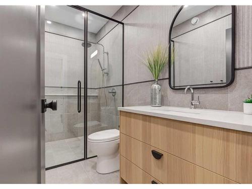 1426 4A Street Nw, Calgary, AB - Indoor Photo Showing Bathroom