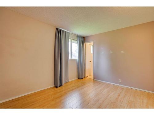 116 Silvercreek Drive Nw, Calgary, AB - Indoor Photo Showing Other Room
