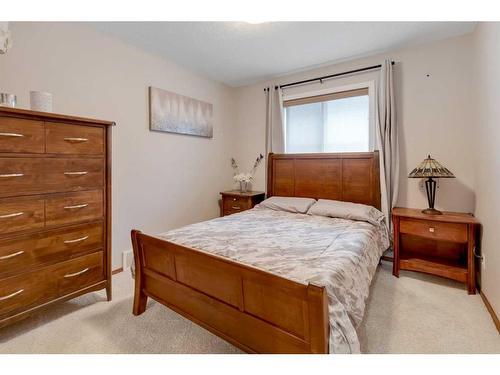 98 Crestbrook Hill Sw, Calgary, AB - Indoor Photo Showing Bedroom