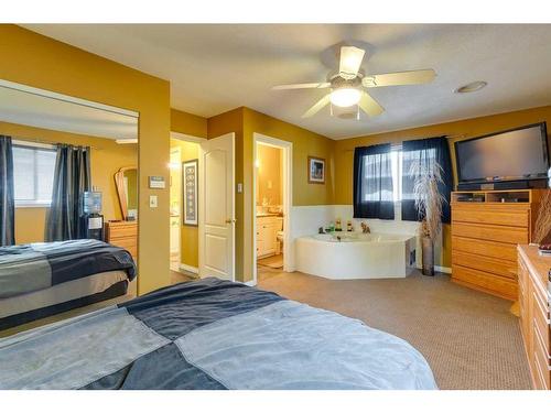 5920 Memorial Drive Ne, Calgary, AB - Indoor Photo Showing Bedroom