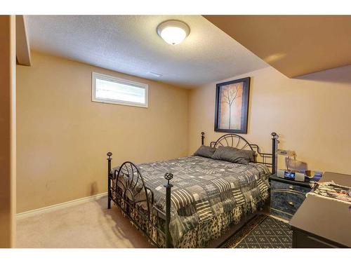 5920 Memorial Drive Ne, Calgary, AB - Indoor Photo Showing Bedroom
