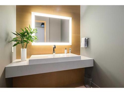 4208 Britannia Drive Sw, Calgary, AB - Indoor Photo Showing Bathroom