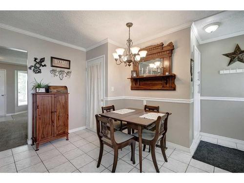 4243 Doverview Drive Se, Calgary, AB - Indoor Photo Showing Dining Room