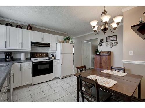 4243 Doverview Drive Se, Calgary, AB - Indoor Photo Showing Kitchen
