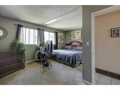 4243 Doverview Drive Se, Calgary, AB - Indoor Photo Showing Bedroom