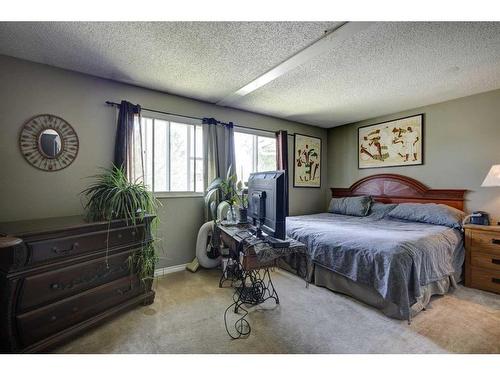 4243 Doverview Drive Se, Calgary, AB - Indoor Photo Showing Bedroom