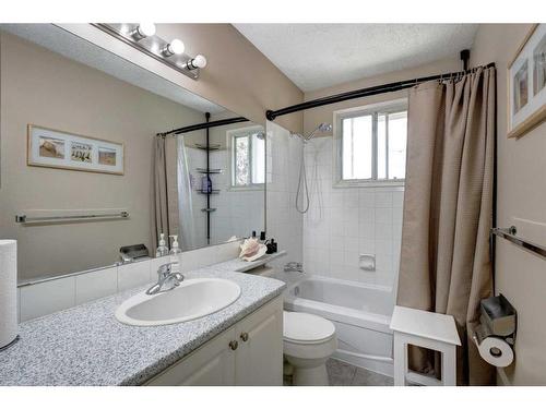 4243 Doverview Drive Se, Calgary, AB - Indoor Photo Showing Bathroom