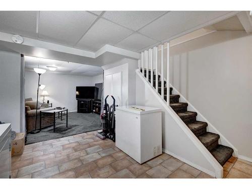 4243 Doverview Drive Se, Calgary, AB - Indoor Photo Showing Other Room