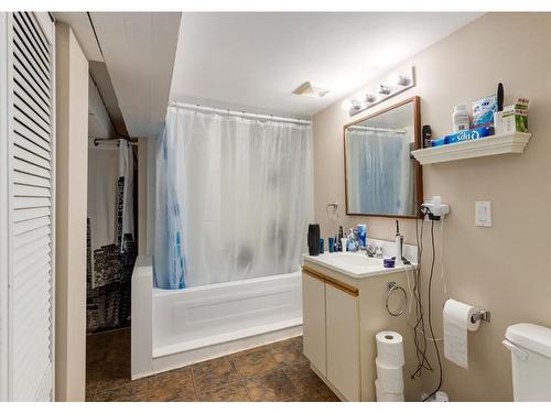 522 21 Avenue Sw, Calgary, AB - Indoor Photo Showing Bathroom