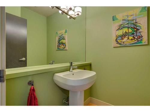 2043 49 Avenue Sw, Calgary, AB - Indoor Photo Showing Bathroom