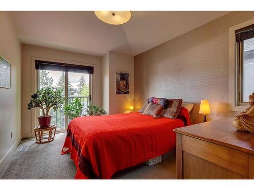 2043 49 Avenue Sw, Calgary, AB - Indoor Photo Showing Bedroom