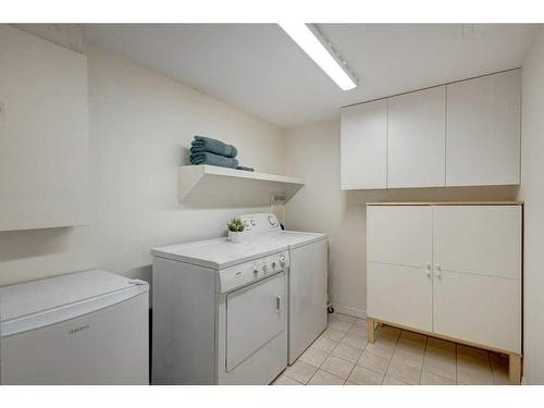 920-720 13 Avenue Sw, Calgary, AB - Indoor Photo Showing Laundry Room
