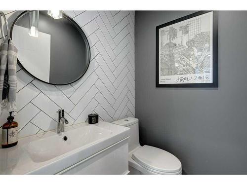 1920 29 Avenue Sw, Calgary, AB - Indoor Photo Showing Bathroom