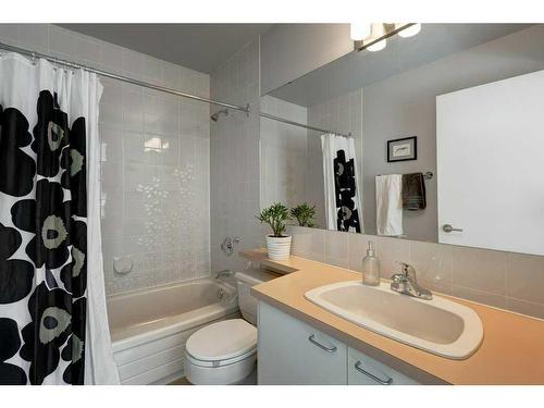 1920 29 Avenue Sw, Calgary, AB - Indoor Photo Showing Bathroom
