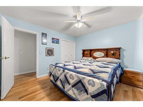 204 Westview Place, Bowden, AB - Indoor Photo Showing Bedroom