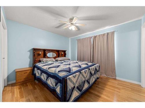 204 Westview Place, Bowden, AB - Indoor Photo Showing Bedroom