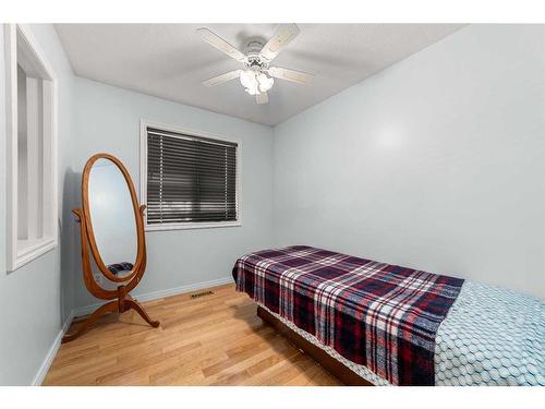 204 Westview Place, Bowden, AB - Indoor Photo Showing Bedroom