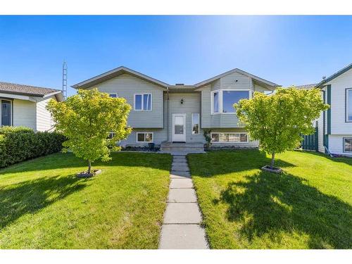 204 Westview Place, Bowden, AB - Outdoor With Facade