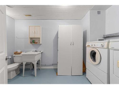 204 Westview Place, Bowden, AB - Indoor Photo Showing Laundry Room