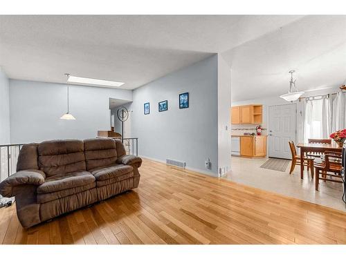 204 Westview Place, Bowden, AB - Indoor Photo Showing Living Room