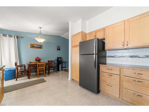 204 Westview Place, Bowden, AB - Indoor Photo Showing Kitchen