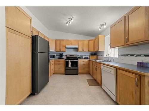 204 Westview Place, Bowden, AB - Indoor Photo Showing Kitchen