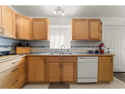 204 Westview Place, Bowden, AB - Indoor Photo Showing Kitchen With Double Sink