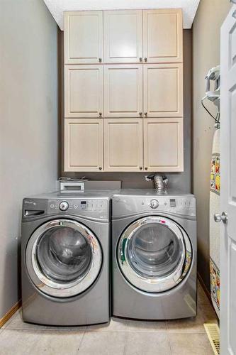 401 Chaparral Drive Se, Calgary, AB - Indoor Photo Showing Laundry Room