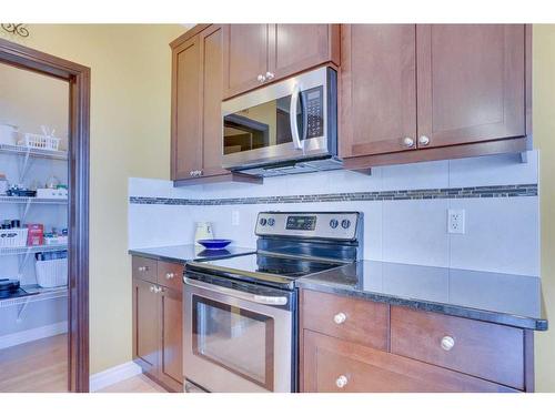 168 Heritage Boulevard, Cochrane, AB - Indoor Photo Showing Kitchen