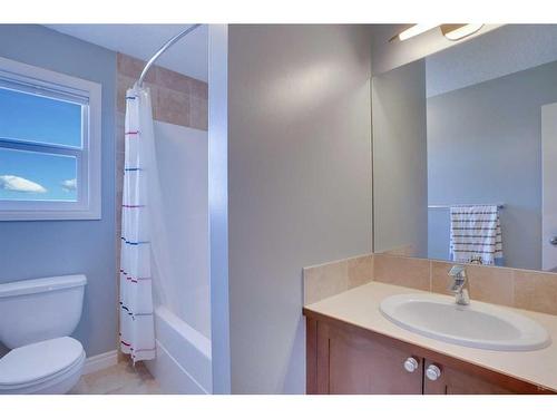 168 Heritage Boulevard, Cochrane, AB - Indoor Photo Showing Bathroom