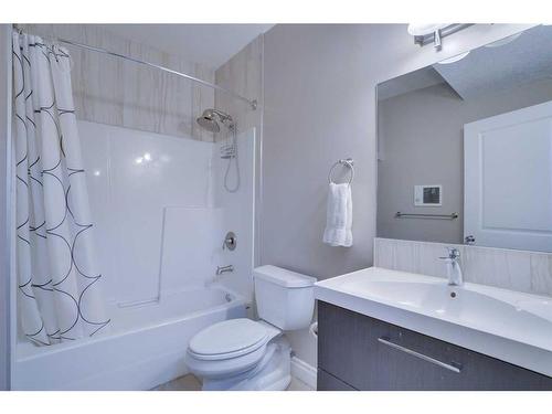 168 Heritage Boulevard, Cochrane, AB - Indoor Photo Showing Bathroom