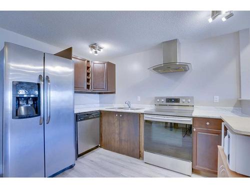 168 Heritage Boulevard, Cochrane, AB - Indoor Photo Showing Kitchen