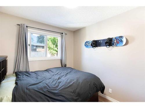 13 Edgeford Road Nw, Calgary, AB - Indoor Photo Showing Bedroom