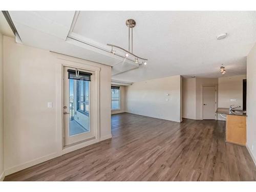 619-8880 Horton Road Sw, Calgary, AB - Indoor Photo Showing Other Room