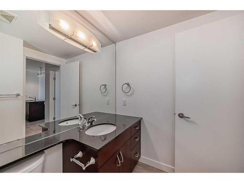 1511-8880 Horton Road Sw, Calgary, AB - Indoor Photo Showing Bathroom